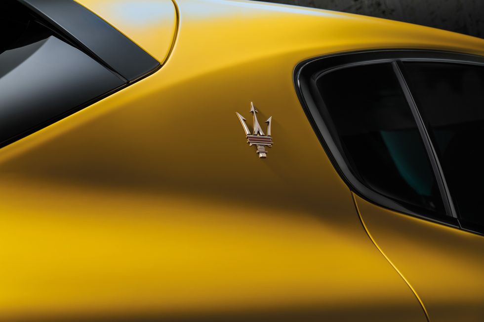 logo thương hiệu ở phần hông xe Maserati Grecale 2022.