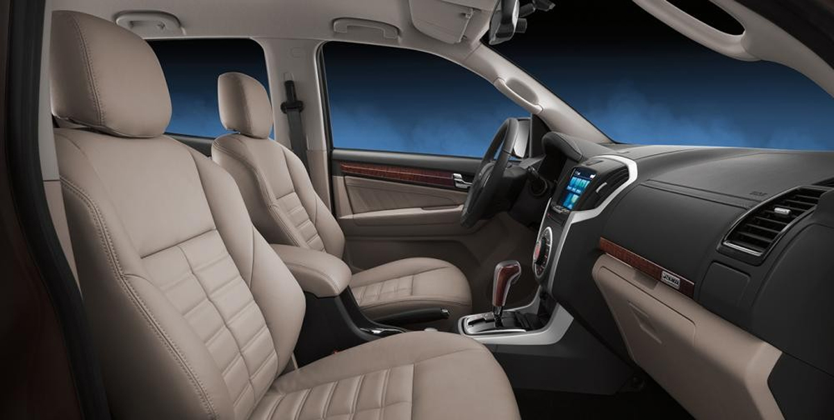 Nội thất rộng rãi, ghế ngồi bọc da sang trọng, êm ái cho mọi hành trình