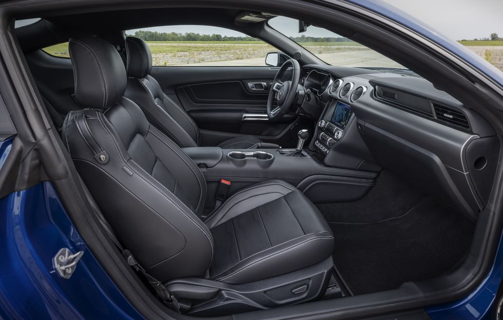 hàng ghế trước của xe Ford Mustang 2022.