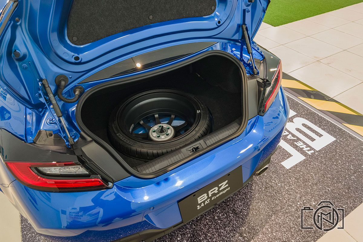 Khoang hành lý của Subaru BRZ 2022.