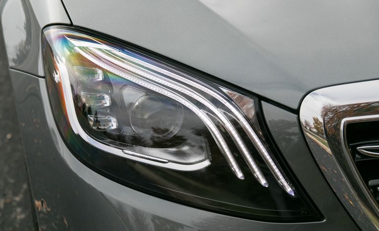 đèn ban ngày xe Mercedes-Maybach S 560 2022.
