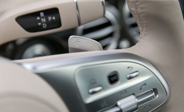 lẫy chuyển số xe Mercedes-Maybach S 560.
