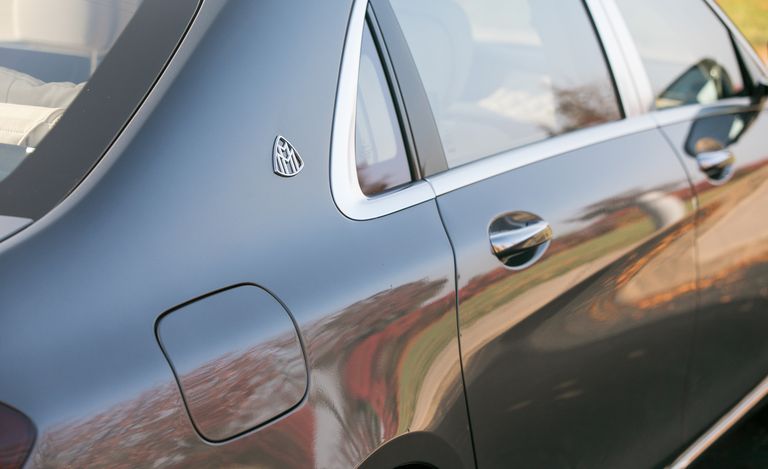 logo xe Mercedes-Maybach S 560 2022.