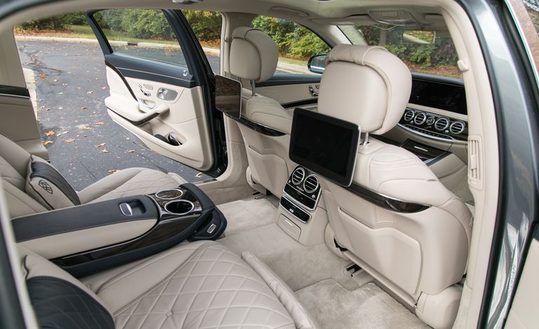 màn hình cho hàng ghế sau của xe Mercedes-Maybach S 560.