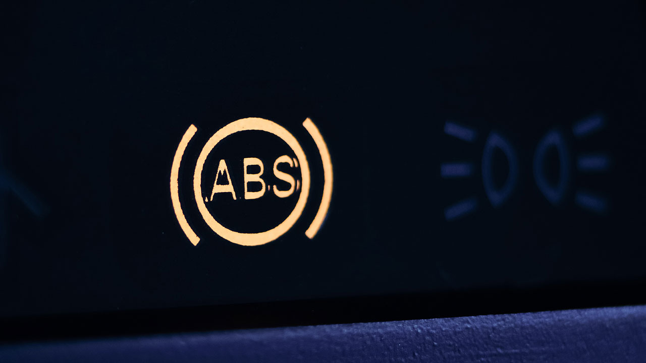 Kiểm tra đèn phanh ABS trên bảng đồng hồ.
