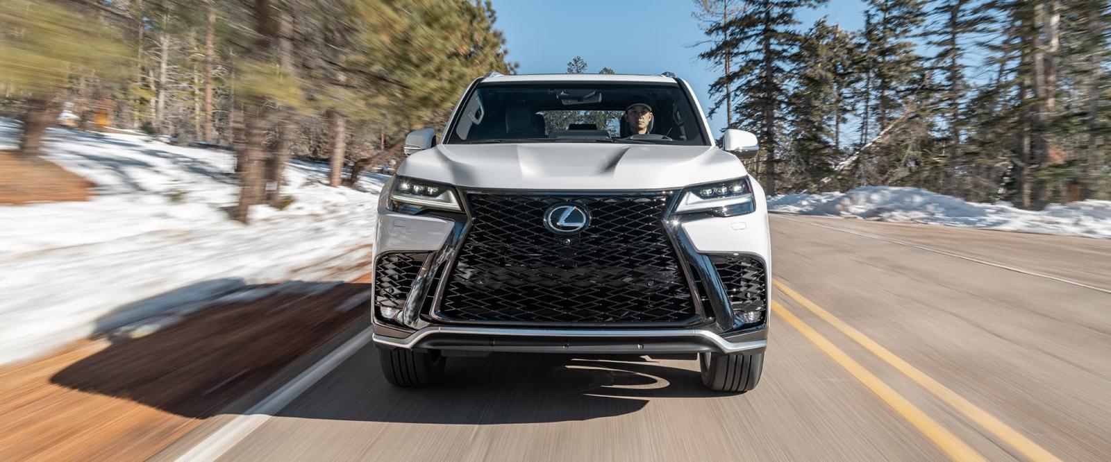 đầu Lexus LX 600 F-sport.
