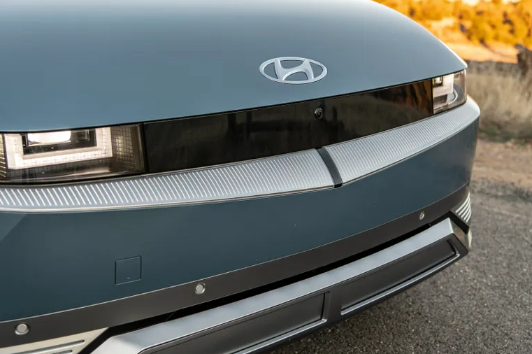 Hyundai Ioniq không có lưới tản nhiệt như đa số các mẫu xe điện khác.
