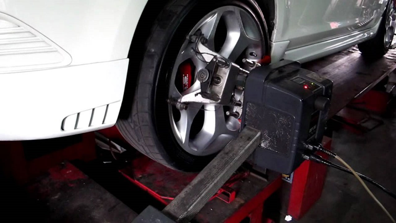 Góc đặt bánh xe bị lệch cũng khiến lốp nhanh mòn.