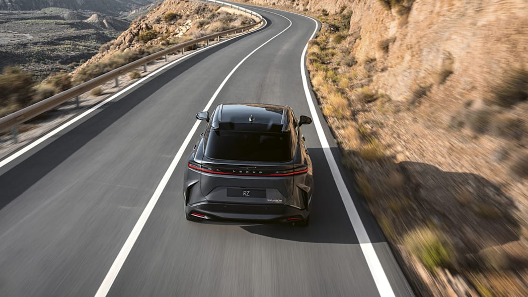 Lexus RZ 450e 2023 chính thức hé lộ, bán toàn cầu, vô-lăng điện, tuỳ biến dẫn động trước sau