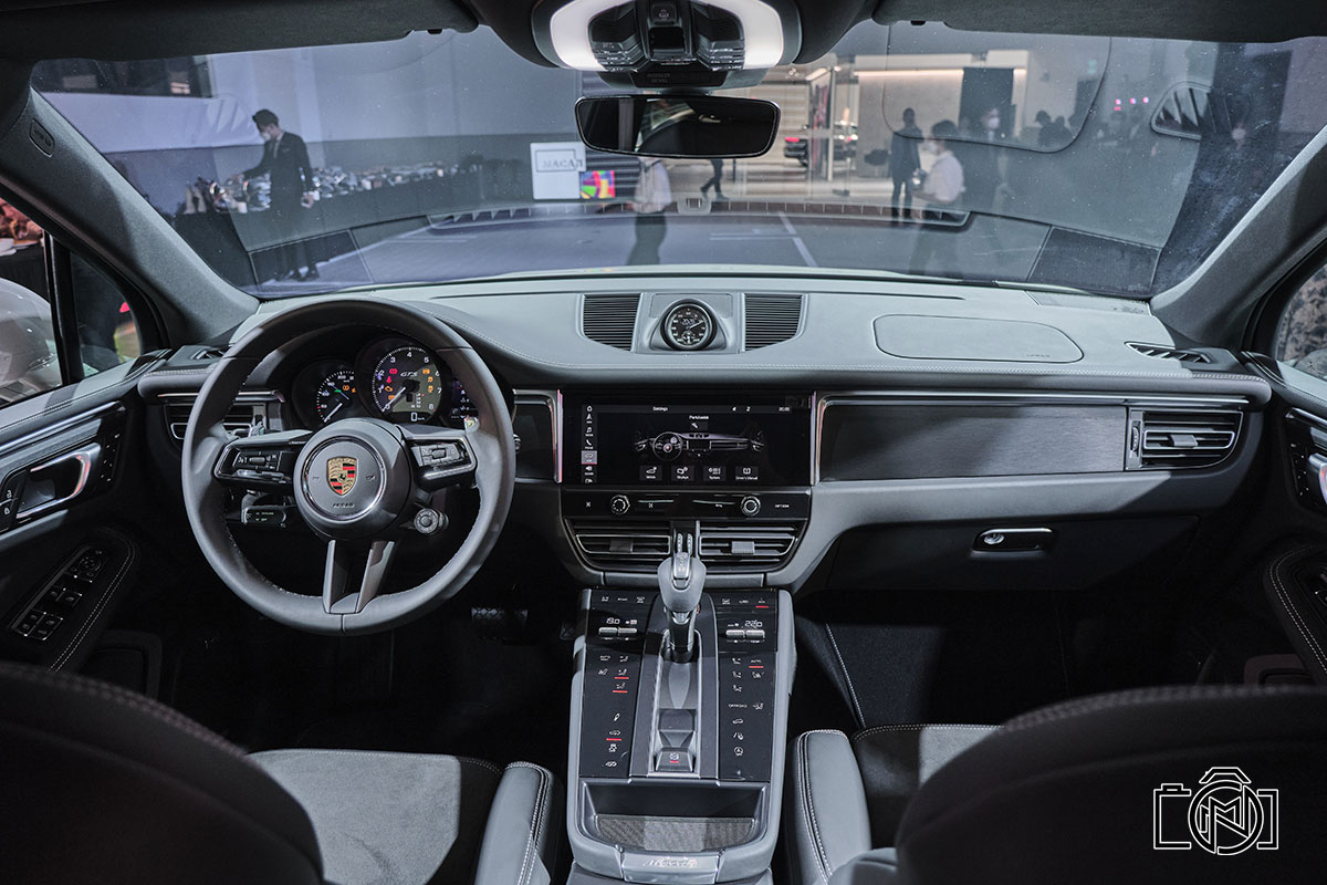 Nội thất của Porsche Macan 2022 chuyển sang sử dụng cảm ứng nhiều hơn.