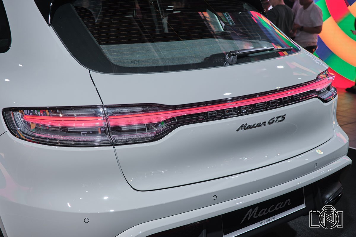 Dải LED kết nối cặp đèn hậu, gia tăng tính sang trong cho Porsche Macan 2022.