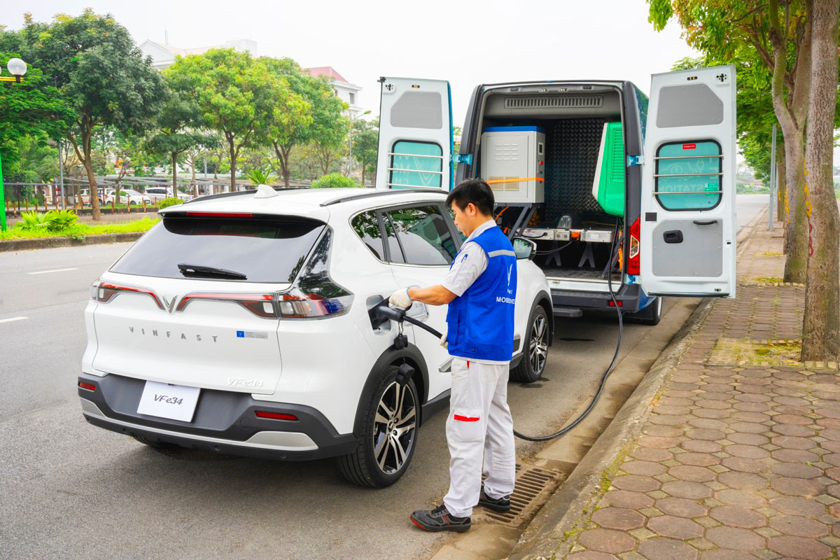 Kỹ thuật viên VinFast thực hiện cứu hộ cho VF e34. Kỹ thuật viên VinFast thực hiện cứu hộ cho VF e34.