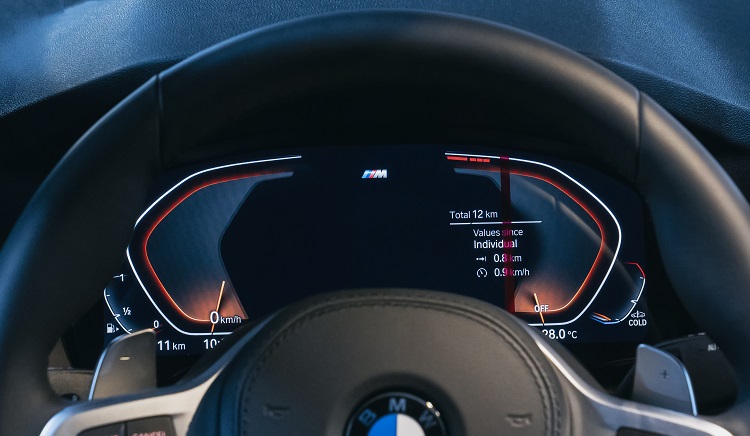 bảng đồng hồ kỹ thuật số trên xe BMW X4 2022.