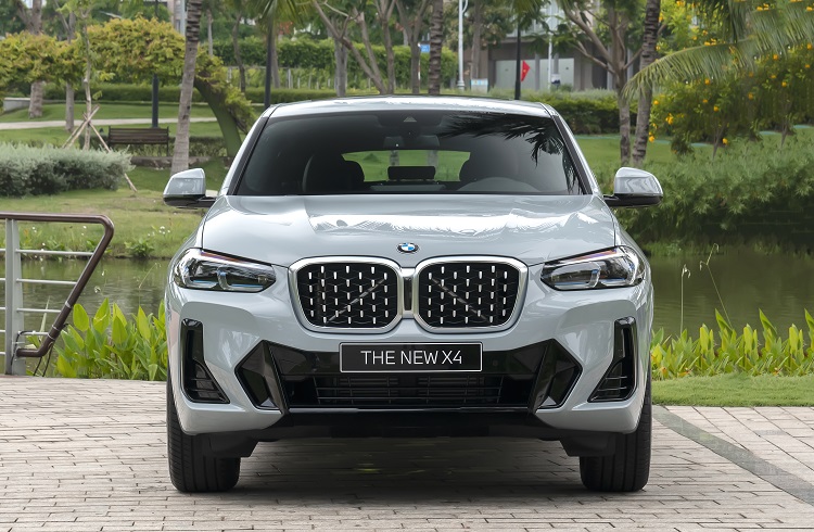 đầu xe BMW X4 2022.