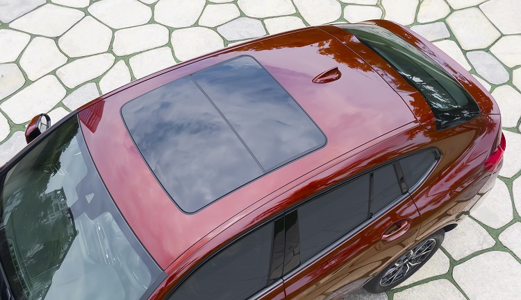 Cửa sổ trời toàn cảnh trên BMW X4 2022.