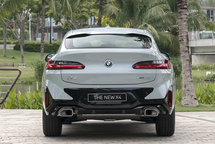 đuôi xe BMW X4 2022.