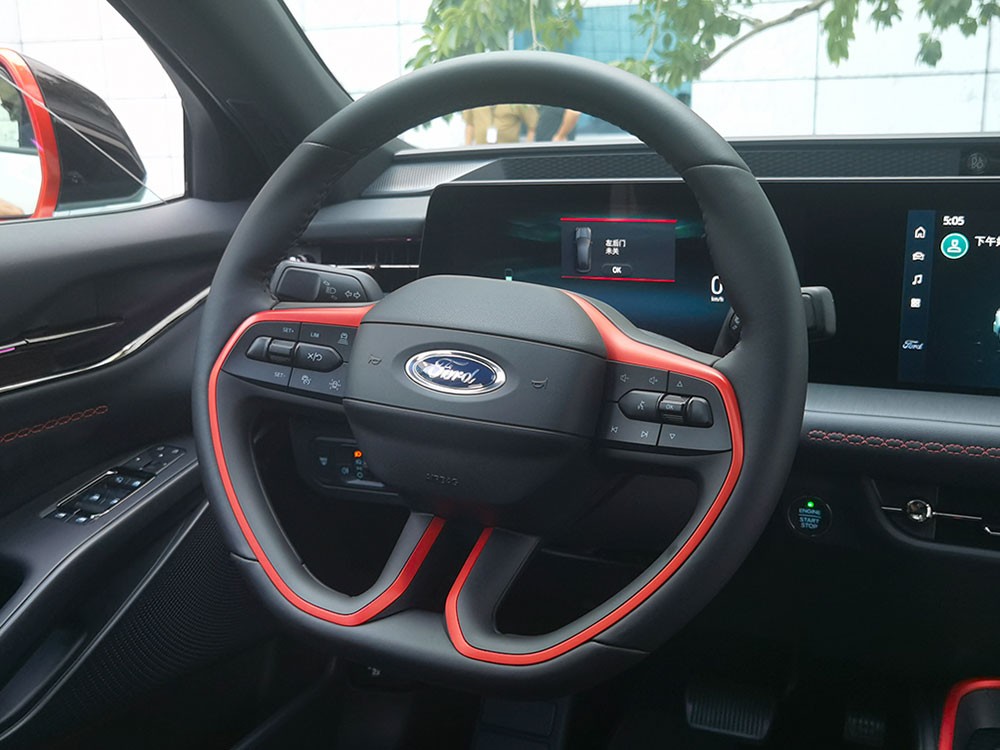 vô-lăng độc đáo trên xe Ford Evos 2022.