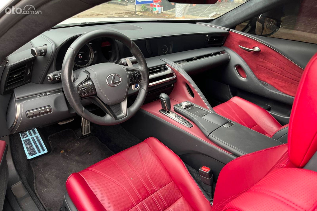  Lexus LC500h mang nội thất màu đỏ