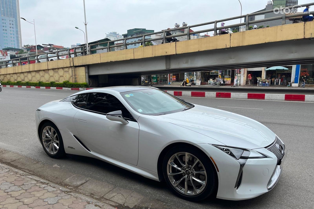 Lượng xe Lexus LC500h xuất hiện tại Việt Nam khá hiếm.