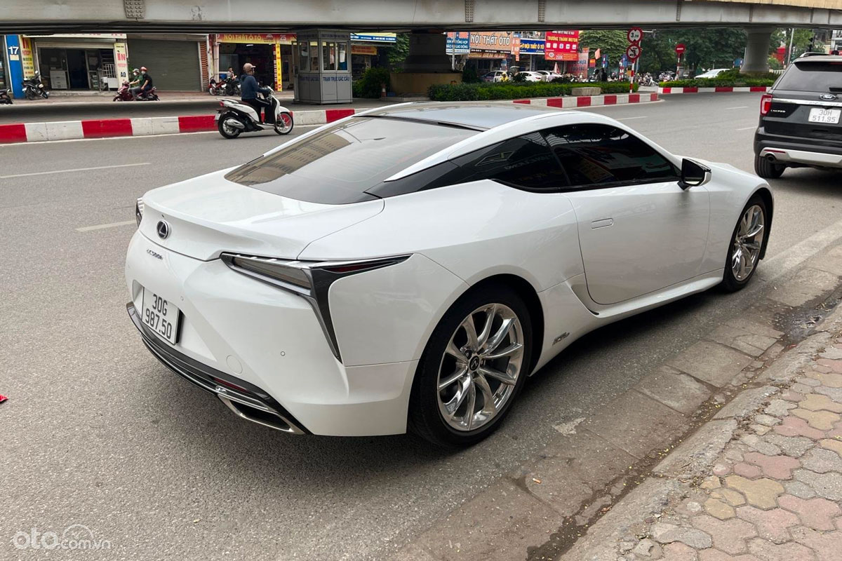 Chiếc xe Lexus LC500h được rao bán thuộc model sản xuất năm 2017 
