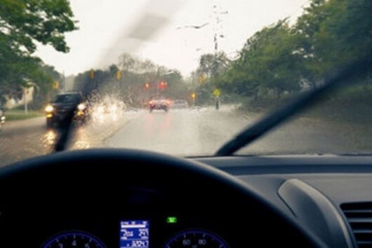 Cần gạt nước là bộ phận quan trọng giúp bạn lái xe an toàn khi trời mưa. 1
