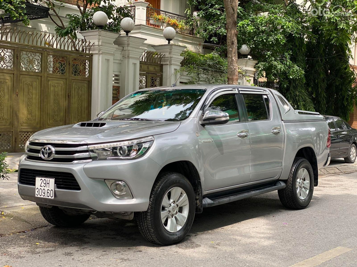 Toyota Hilux cũng gây ấn tượng với ngoại hình “cơ bắp”, khoẻ khoắn 