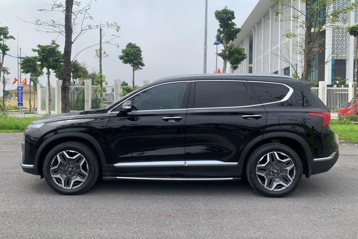 thân xe Hyundai SantaFe 2021 cũ.