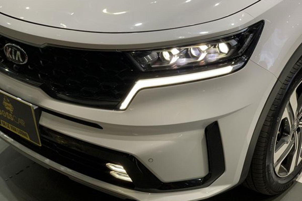 đèn chiếu sáng trước của KIA Sorento 2021 cũ.