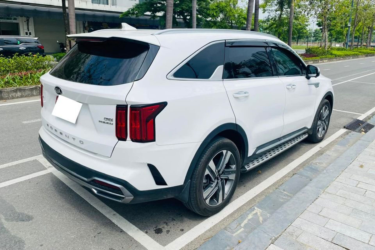 hông xe KIA Sorento 2021 cũ.