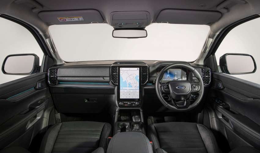 Khoang nội thất hiện đại trên Ford Everest 2022.