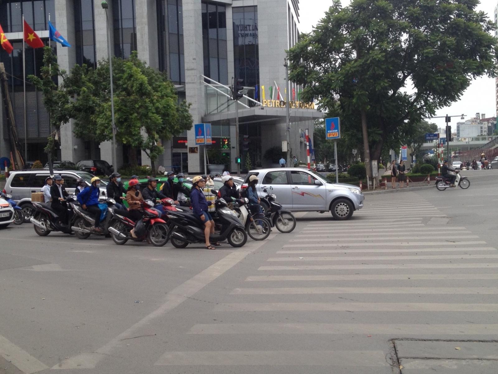 Mức phạt đè vạch đối với ô tô .