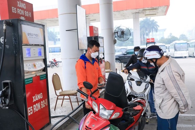 Việc xăng tăng giá đột biến và bất ngờ kéo theo nhiều hệ lụy. 1