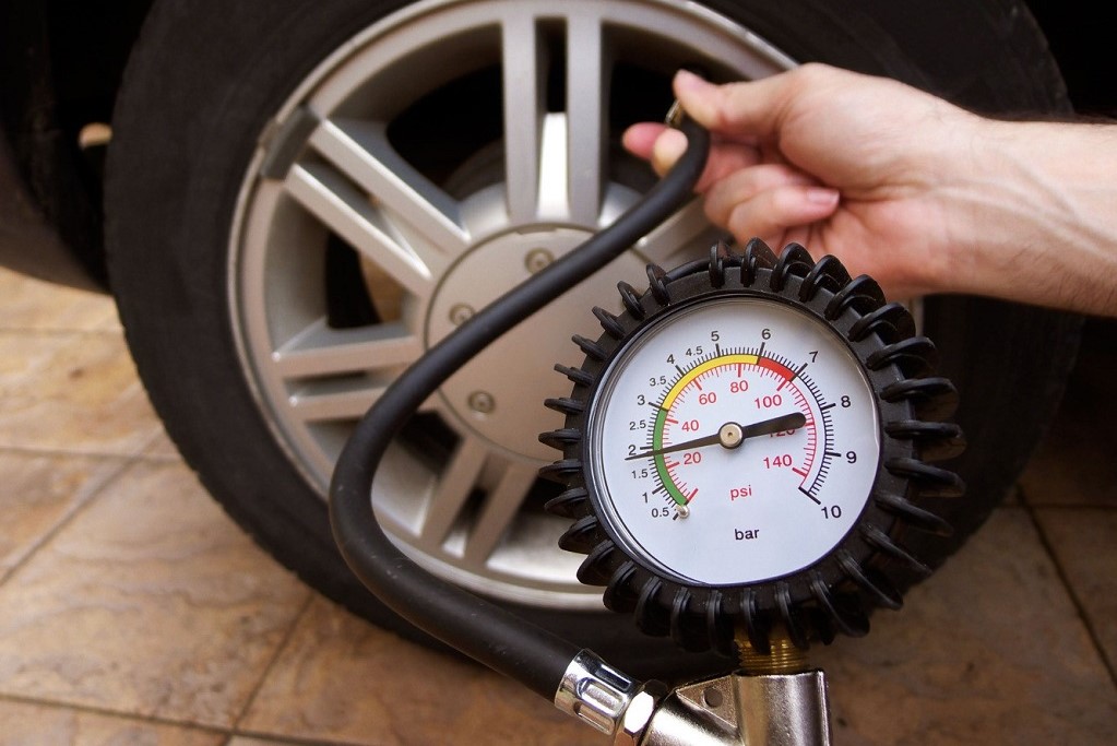 cần chú ý đến áp suất lốp để tránh việc điều khiển xe trên mặt đường nóng với bộ lốp non hơi. 1