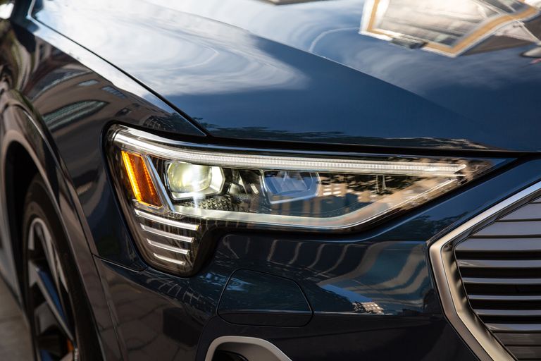 đèn chiếu sáng trước của xe Audi e-tron.