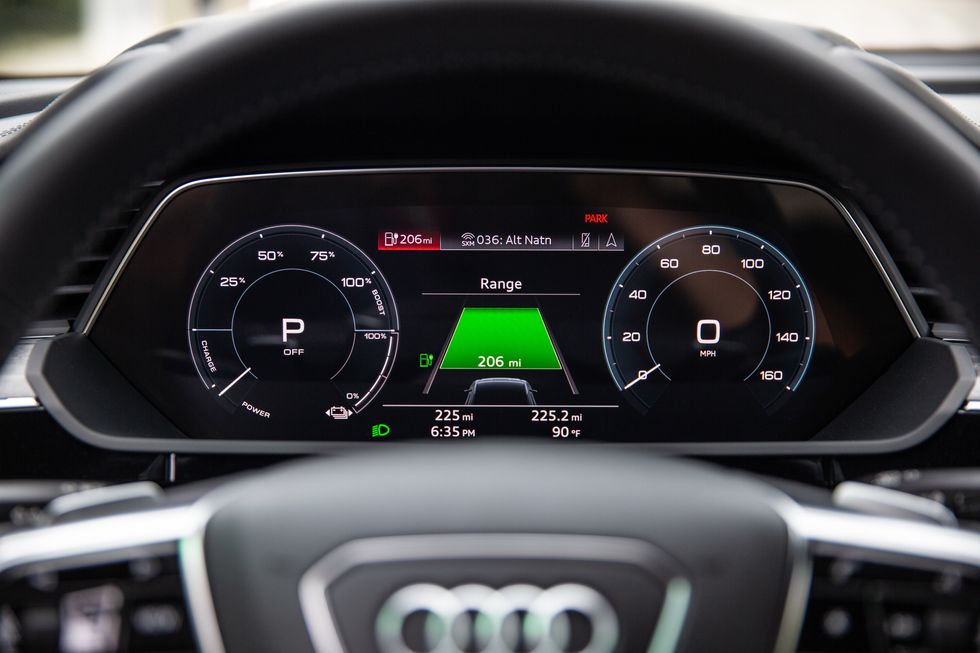 đồng hồ thông số xe Audi E-Tron.
