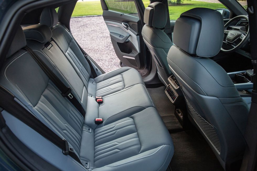 hàng ghế thứ 2 của xe Audi E-Tron.