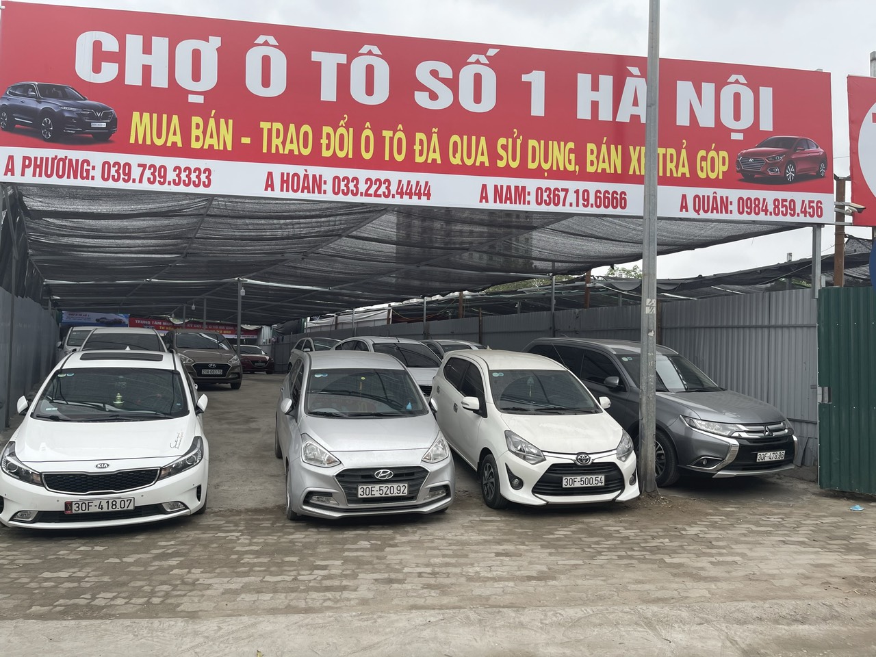 Cảnh xe ôtô xếp hàng dài cả trăm mét chờ đăng kiểm tại Hà Nội