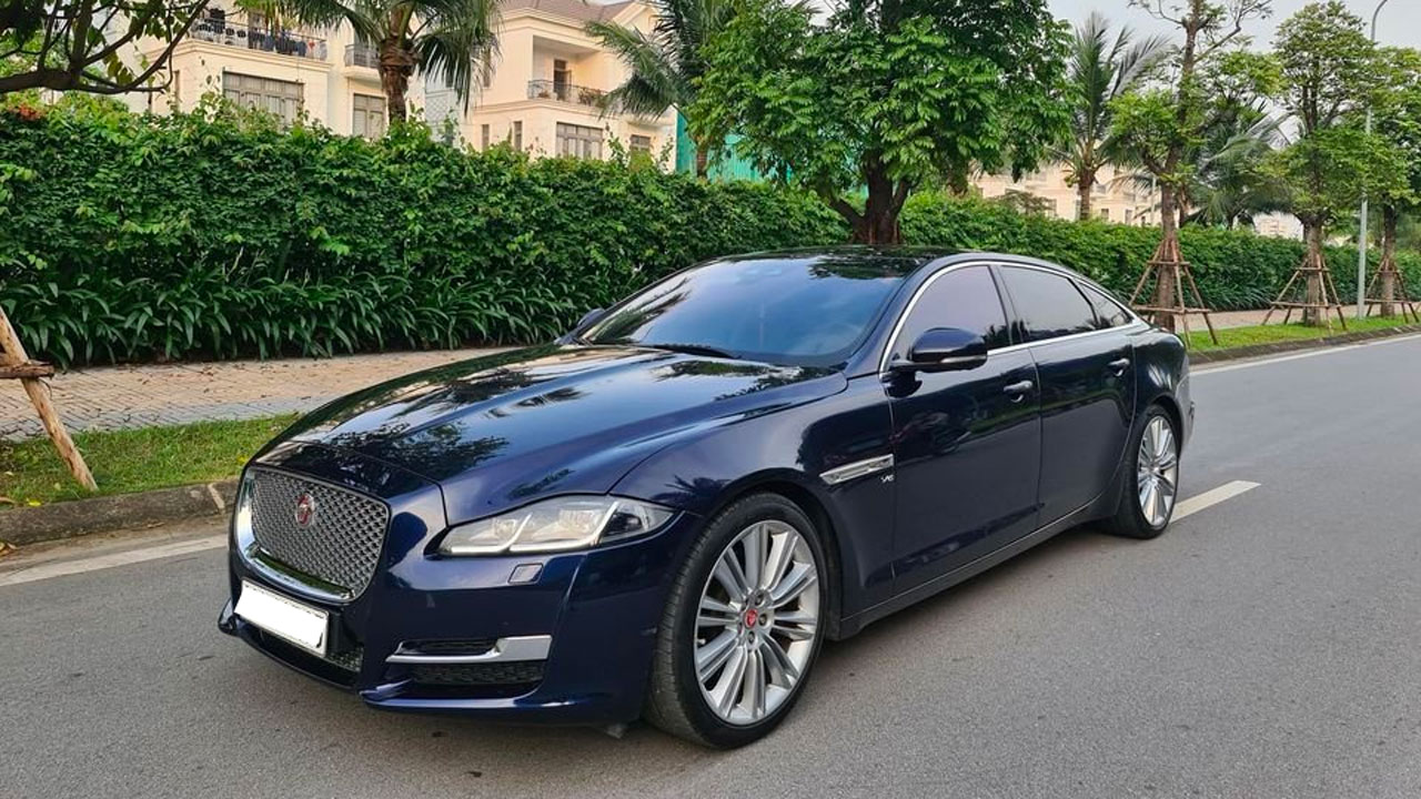 Lăn bánh 6.000km, hàng hiếm Jaguar XJL Portfolio bán lỗ gần 3 tỷ 