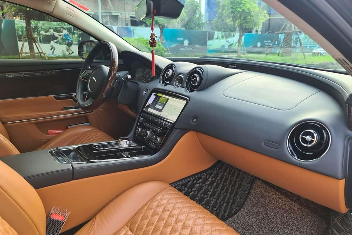 Jaguar XJL Portfolio nêu trên gây ấn tượng  khi toàn bộ ghế xe được bọc da sáng màu,