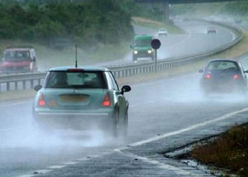 Những cách ứng phó thông minh giúp lái xe an toàn trong mùa mưa bão, sấm chớp.