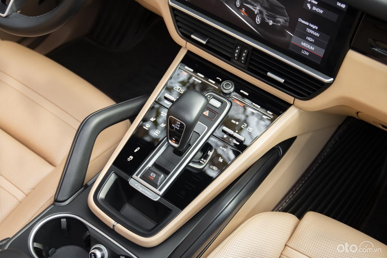bảng điều khiển trung tâm xe Porsche Cayenne S 2018.