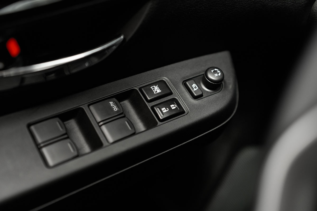Nút bấm mở khóa hiện đại của Suzuki XL7 Sport Limited được bố trí giúp người lái thao tác đóng/mở cửa xe thuận tiện hơn