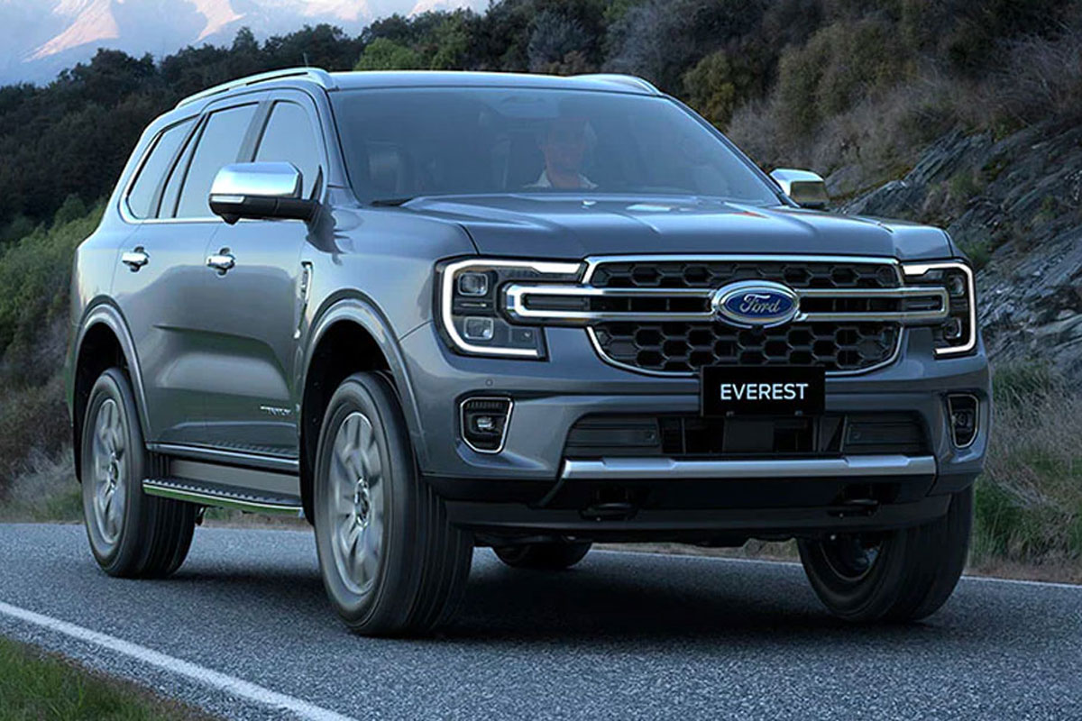 Ford Everest thế hệ mới còn vượt trội hơn khi trang bị gương chiếu hậu tích hợp camera 360 và camera lùi là dạng camera toàn cảnh 360