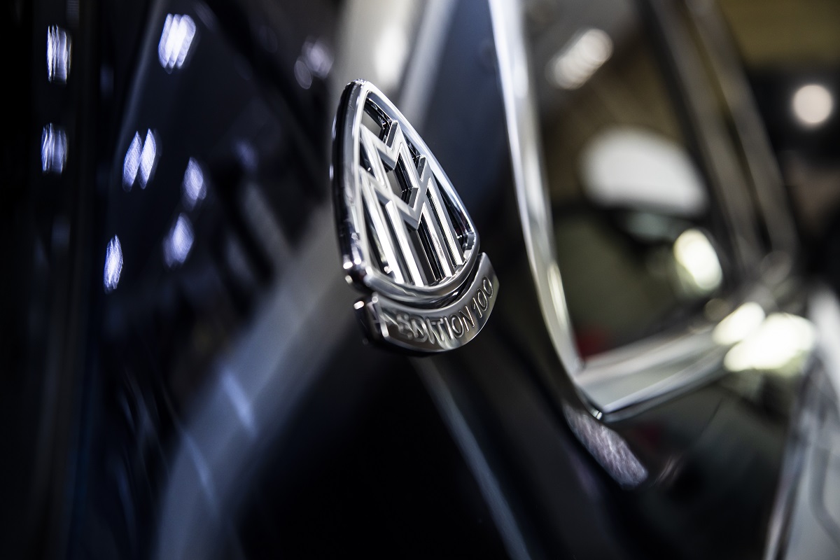 Chiếc logo chữ M đôi mang - biểu tượng của Maybach cùng dòng chữ 'Edition 100' 1