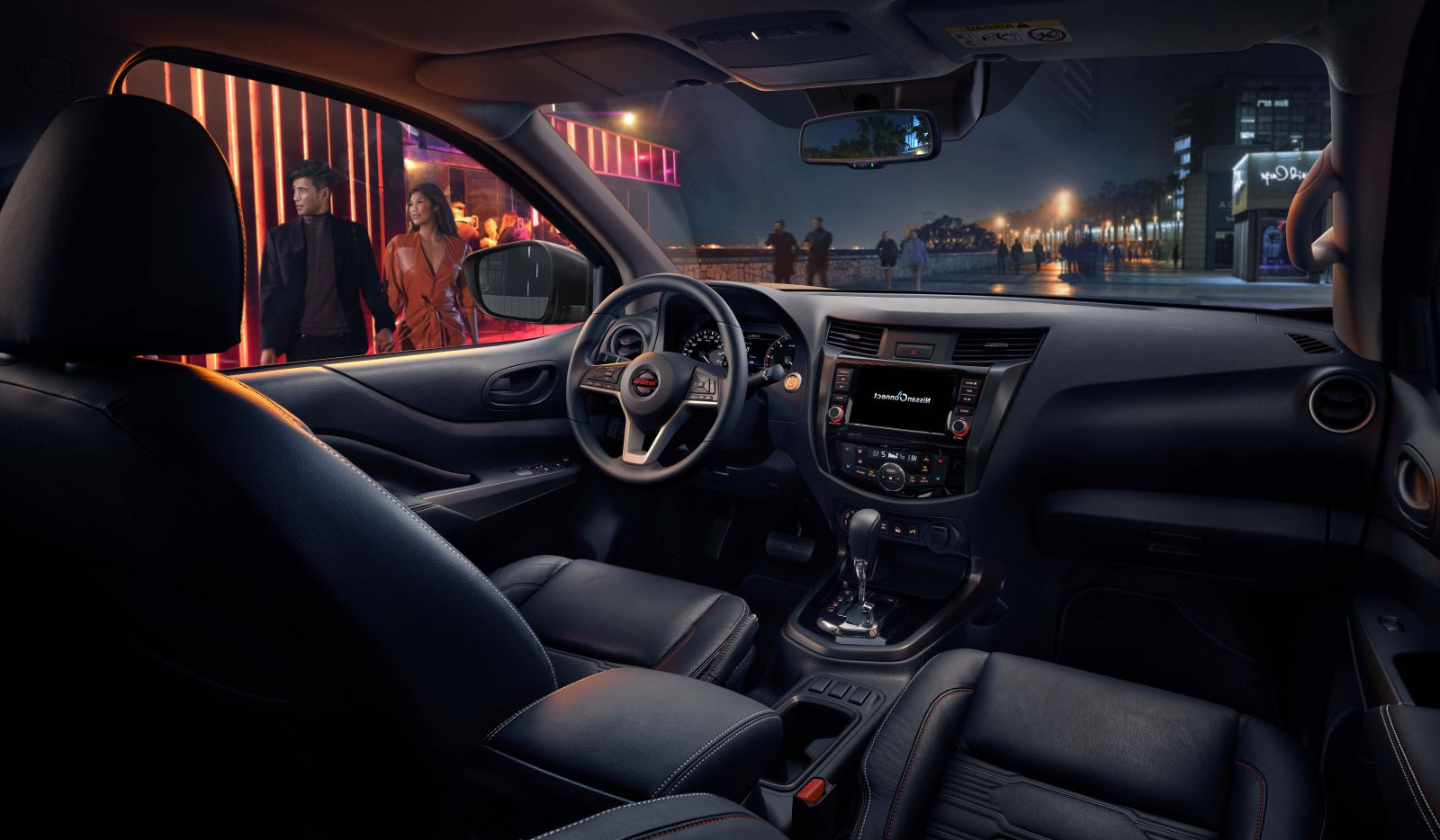Khu vực đầu xe Nissan Navara nổi bật với cụm đèn pha đa bóng Bi-LED công nghệ Quad Projector.