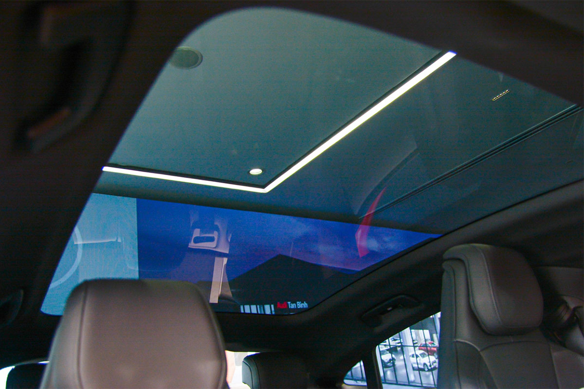 Cửa sổ trời toàn cảnh Audi e-tron GT.