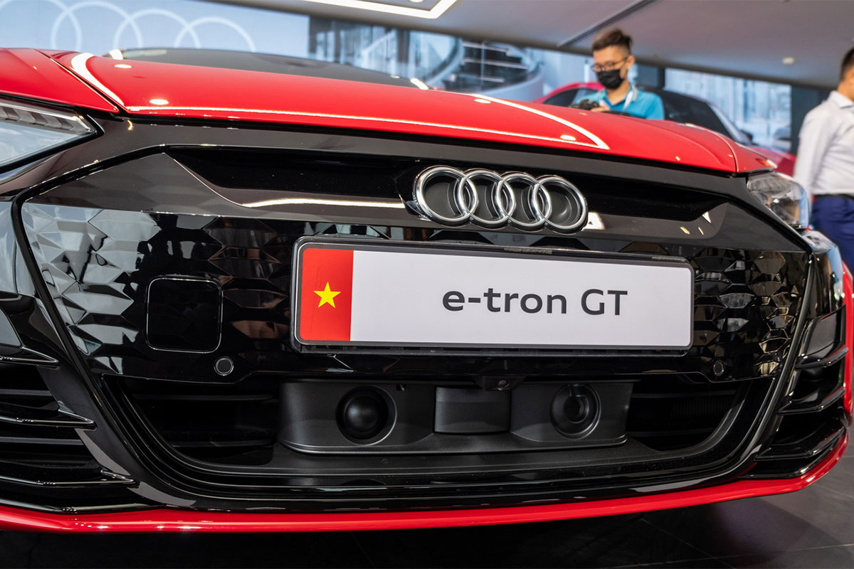 Tấm ốp nhựa đen thay thế lưới tản nhiệt trên Audi e-tron GT 2022.