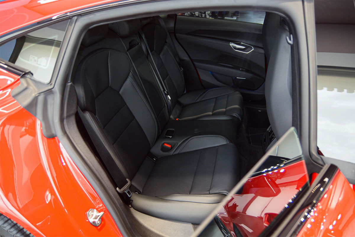 Hàng ghế thứ 2 trên xe Audi e-tron GT.
