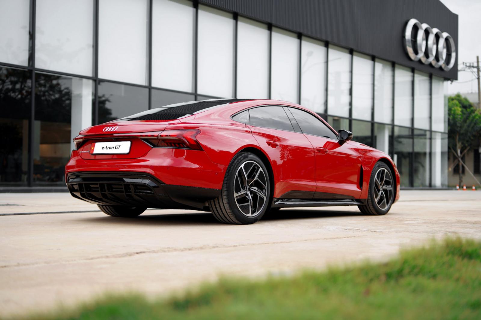 Giá lăn bánh Audi e-tron GT 2022 .