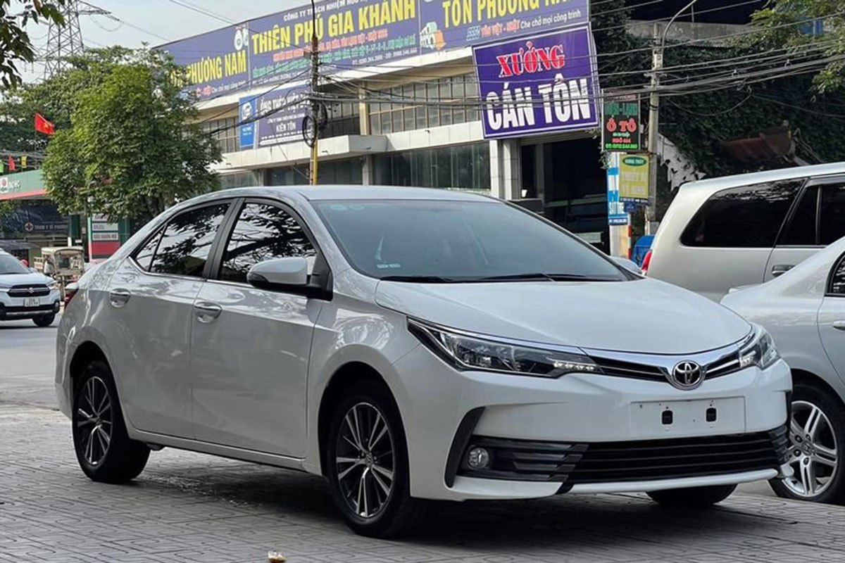 So sánh Toyota Corolla Altis 2018 cũ và Hyundai Elantra 2018 cũ: NGoại hình.